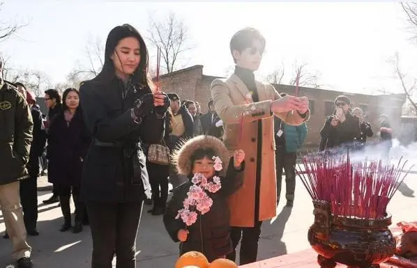 |导演拍死人戏时用演员照片当遗照,难道不怕出事吗?其实早有妙招