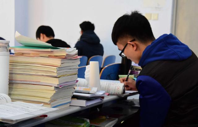 大学|除了985,上其他大学和“大专”没区别?三位过来人自述充满无奈