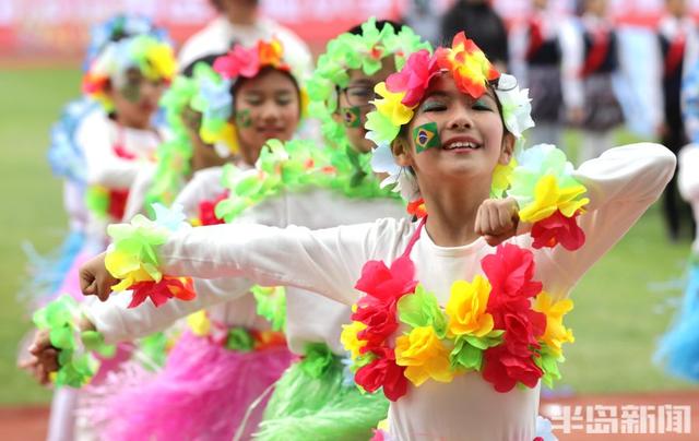 半岛新闻客户端 燃起来！市南区实验小学运动会开幕，学生多才多艺演绎异域风情