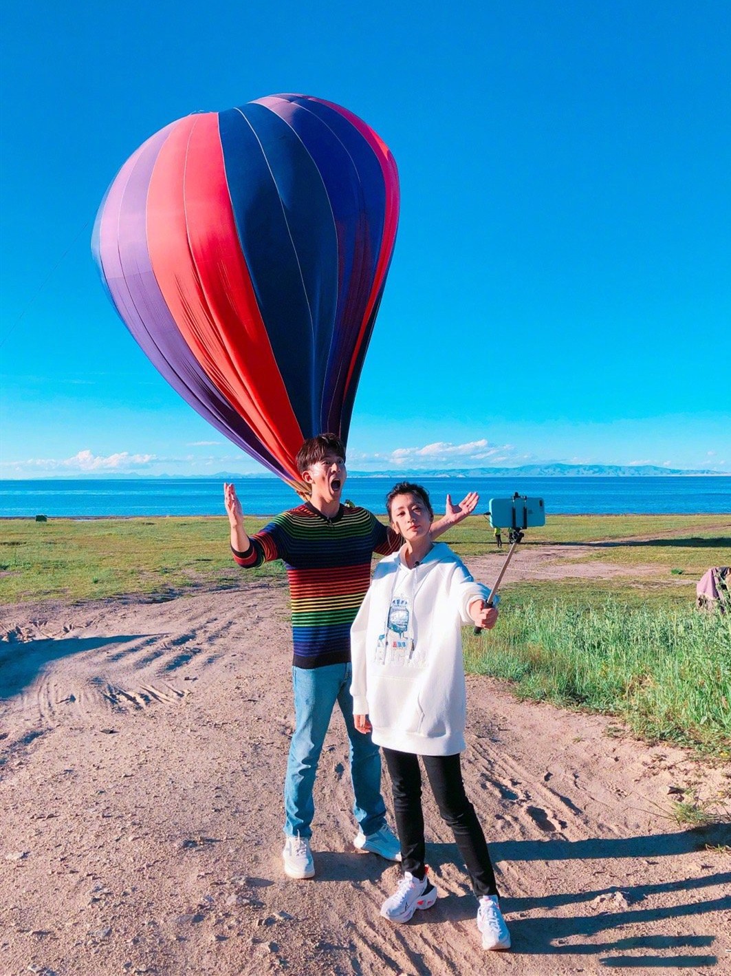 混搭时尚Anna|修杰楷夫妇罕见同框,47岁贾静雯卫衣丸子头,比小9岁老公还年轻