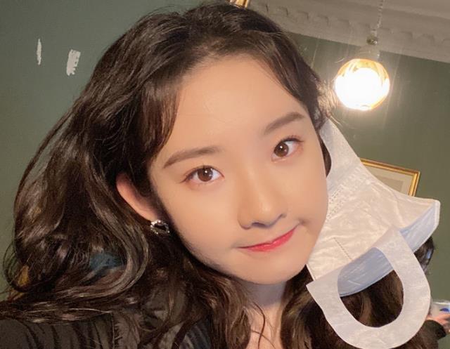 张艺凡|张艺凡晒客厅自拍，身后的“玻璃瓶”忘打码，网友：你才20岁啊