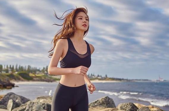 老佛爷|海南28岁美女晨跑生图照走红，身材凹凸有致，身材像是开了特效