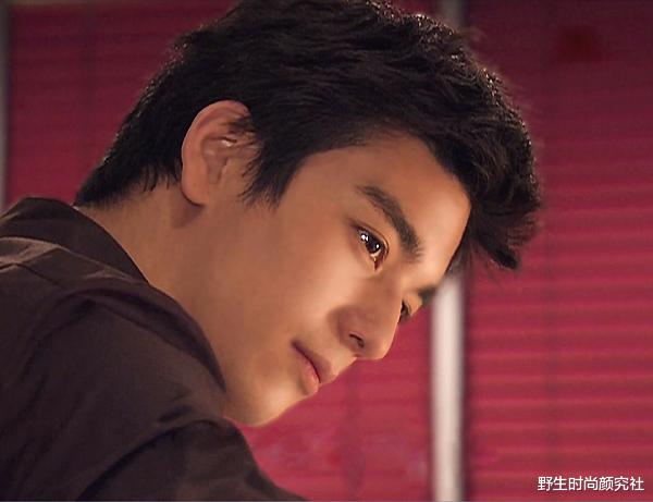 丹尼斯·吴|男二号长成这样，男主角不火也能理解了吧？