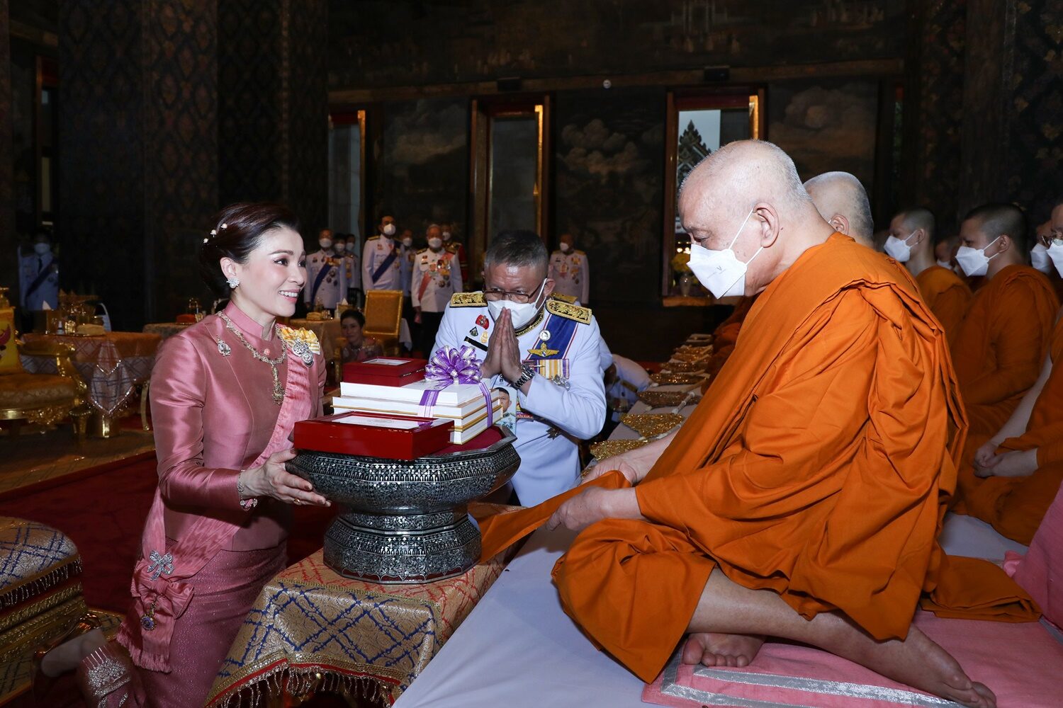 全球时尚风行 苏提达最新造型惊艳!粉裙太好看,手拿纸扇太有中国风,赢了贵妃