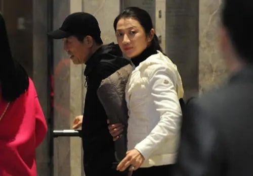 张艺谋|“谋夫人”陈婷：曾打败巩俐赢得爱情，为大31岁的张艺谋连生三胎