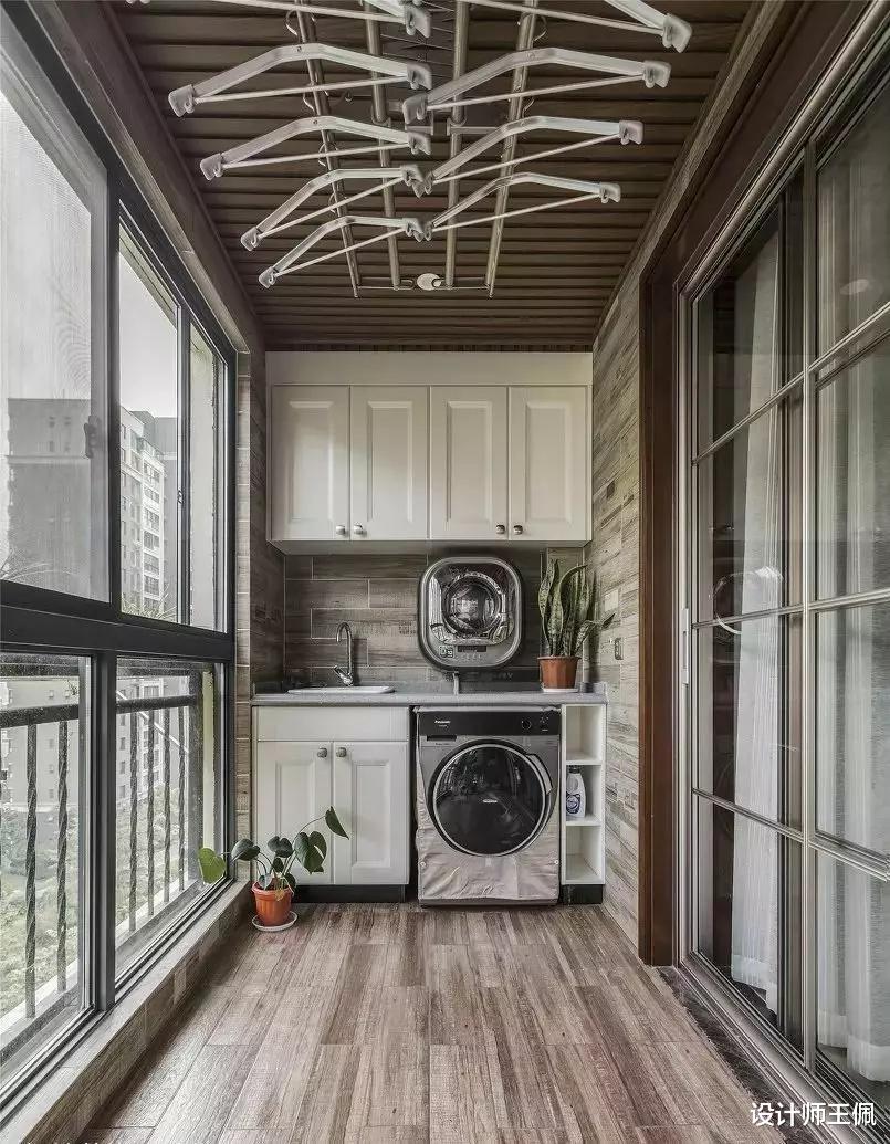 在阳台安装晾衣架前，一定要考虑4大因素，小心“毁了”阳台空间