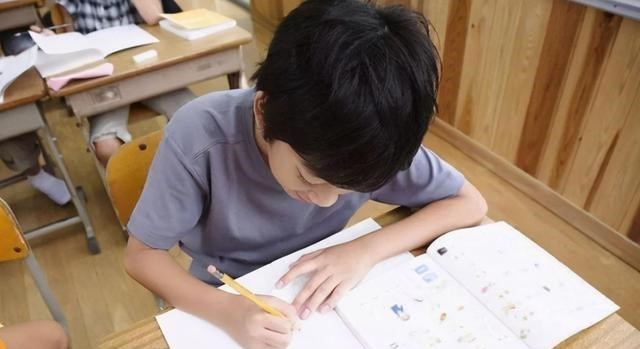 依科育儿吧|小学生“倒数第一试卷”火了,老师看后直呼:智商太高我真教不了