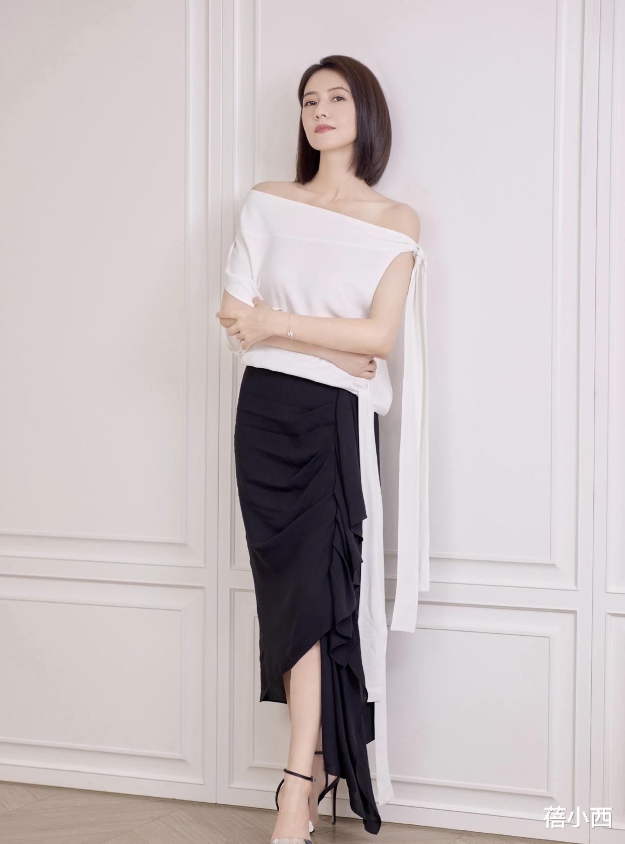 蓓小西|高圆圆终于换风格，穿荧光绿背心裙再套半身裙，连气质都变洋气了