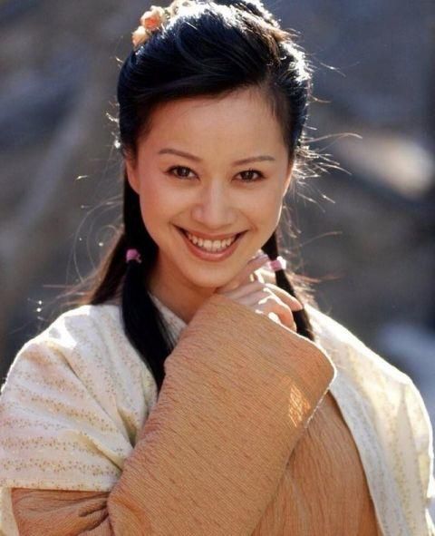 倪虹洁|被倪虹洁的气质迷住了！西装配红唇演绎优雅女人，43岁状态绝美