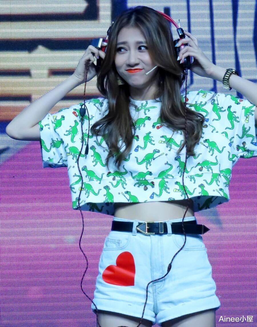 Ainee小屋|弦子的衣品真大方,黑白印花裙配长靴,身材气质都挺有样儿的