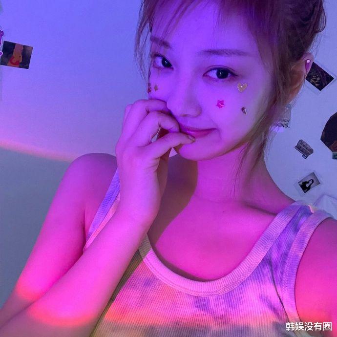 金智妮|撞脸Jennie？aespa宁艺卓晒“撒娇自拍”，素颜被指“像孩子”