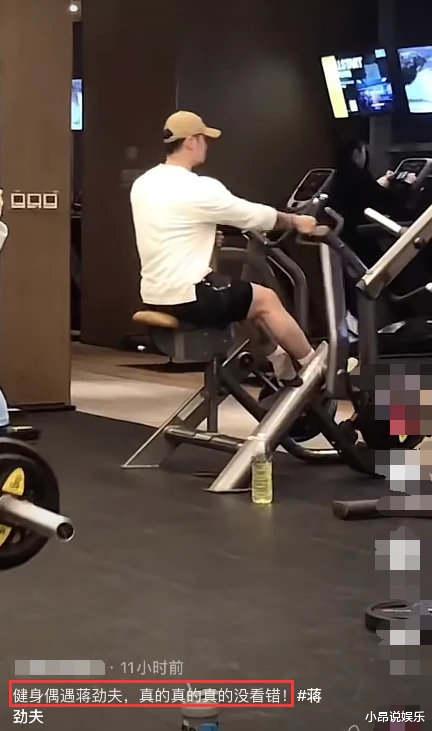 龚俊|蒋劲夫现身电脑城挑手机，满身大汗衣服被浸湿，花臂瞩目如社会人