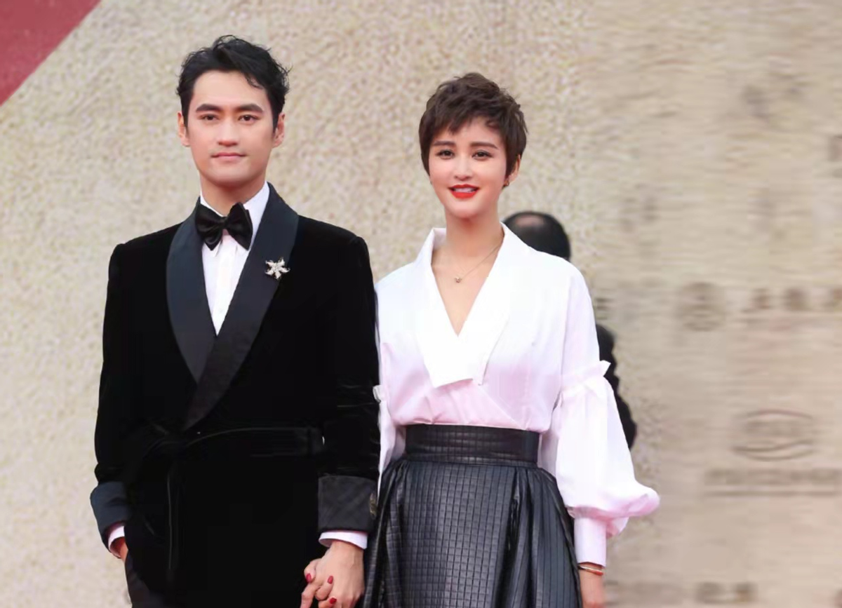 袁弘|袁弘夫妇走红毯都要秀恩爱！张歆艺身材暴瘦勒出小蛮腰，颜值开挂