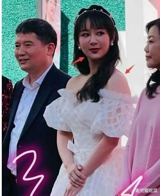 杨紫|杨紫深圳出席活动？造型再次引发热议，被指像乡镇女企业家