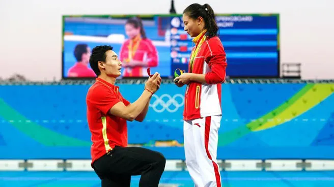 InsDaily|“奥运CP”当众求婚：一边拿金牌，一边撒狗粮…..