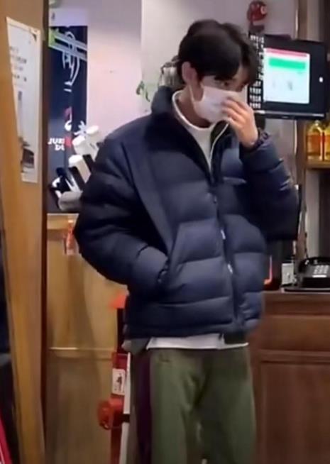 |偶遇王俊凯和好友聚餐，生图颜值依旧精致，即便戴上口罩也帅