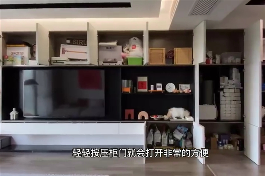 老年小妙招|入住一年的家活像个样板间？这位小哥的家，收纳秘诀全在电视墙