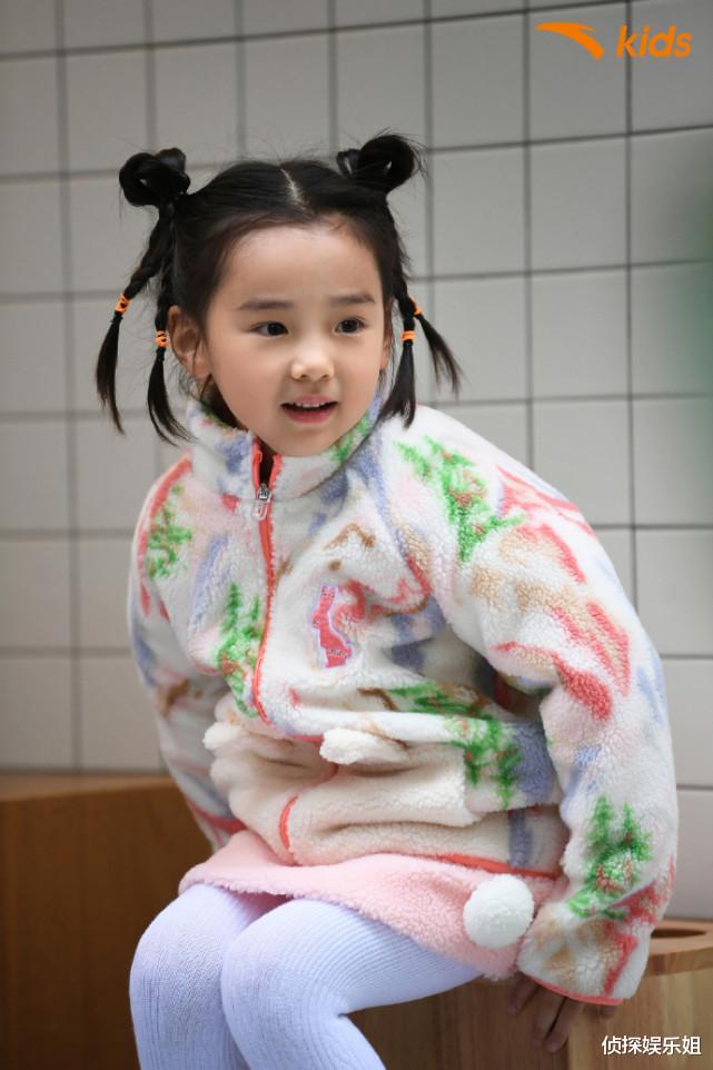 董璇|董璇晒女儿冬装搭配，5岁小酒窝扎双丸子头卖萌，跷二郎腿超有范
