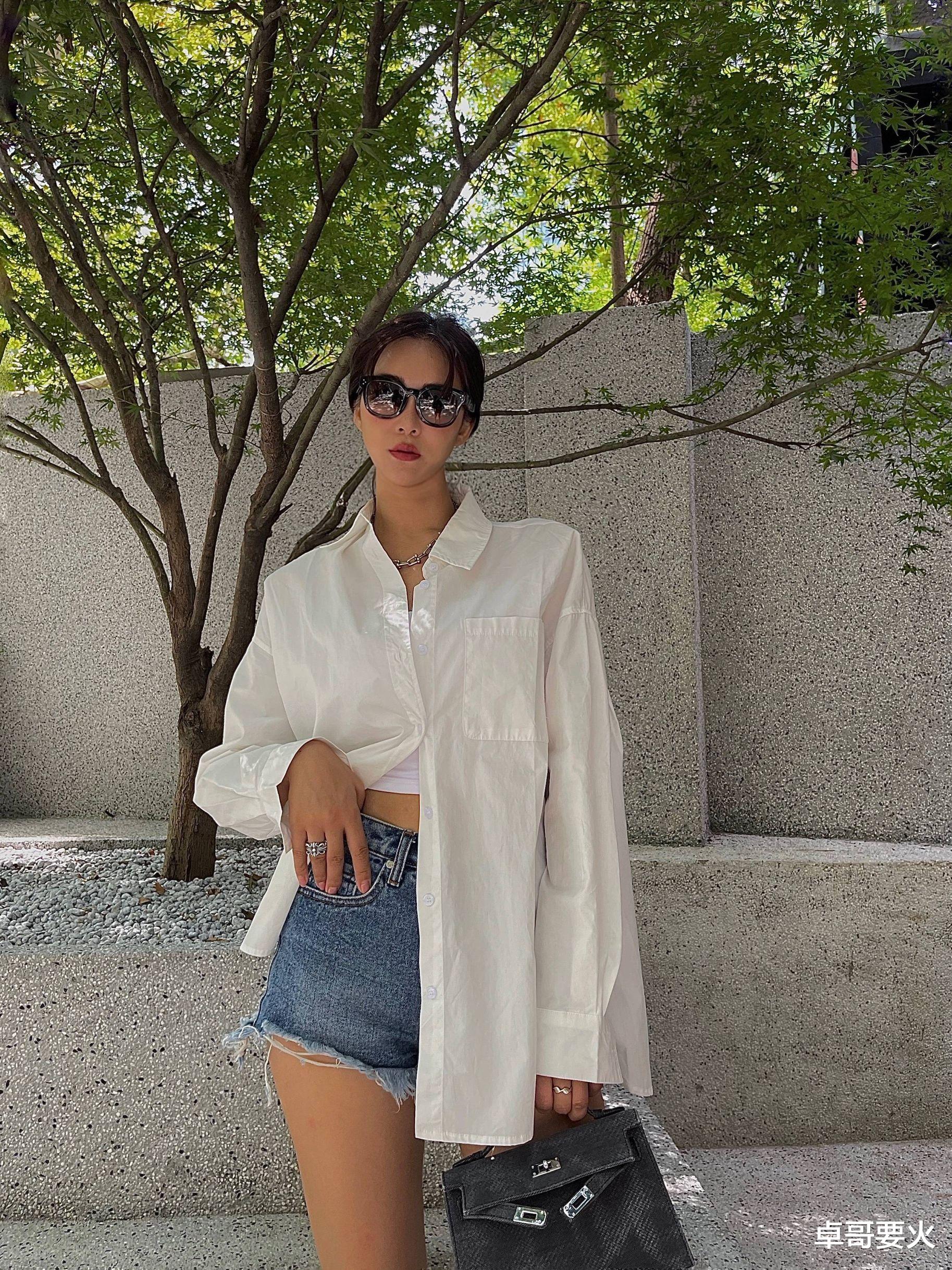 卓哥要火 不愧是周玲安,简约无奇的抹胸背心,一样穿出有料的身姿