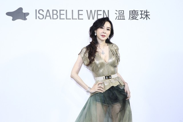 萧蔷|萧蔷的身材真不一般，穿着带点“透”的裙子，看着真有魅力