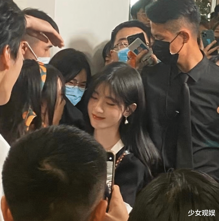 鞠婧祎|“行走的画报”说的是鞠婧祎吧？扫楼被围观，本尊颜值美到路人