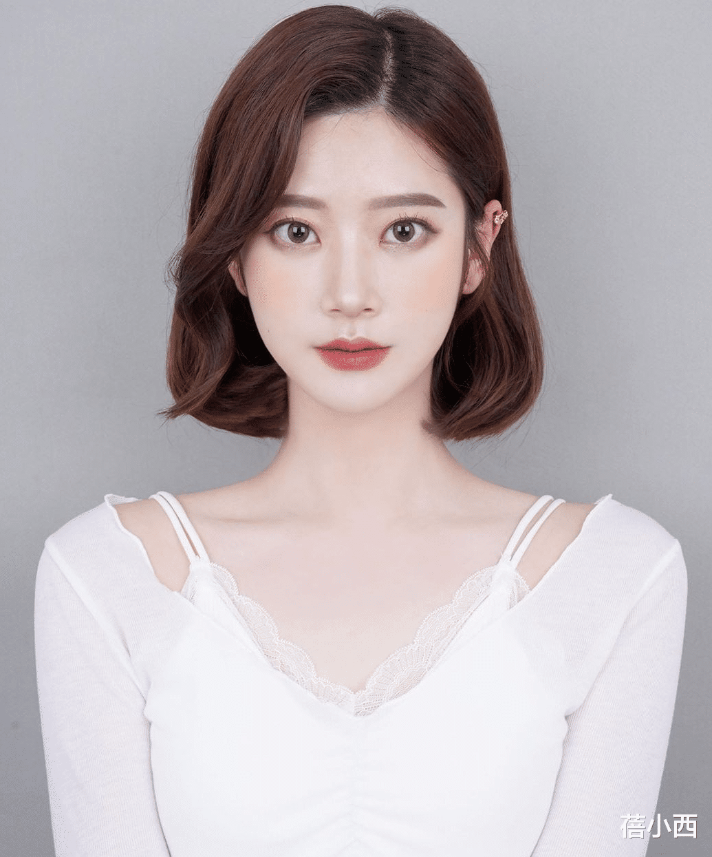 短发 脸圆、脸大的女人,秋天换发型就换这4种短发,显脸小不止一圈