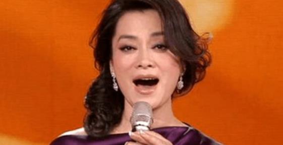 毛阿敏|韩红曾给她下跪，43岁冒险生子，毛阿敏痛失丈夫只剩260亿遗产