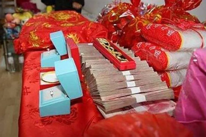 彩礼 女儿要嫁城里富豪，父亲扮乞丐去对方家，回家后一分彩礼未要