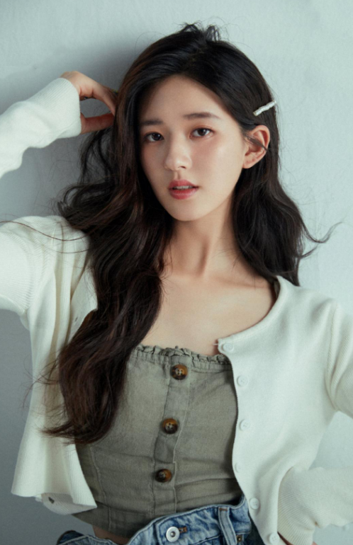 赵露思|赵露思机场被偶遇，素颜朝天很可爱，看清她发量：我流下羡慕泪水