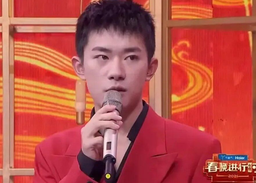 易烊千玺|易烊千玺被嘲颜值下滑？和张杰同框被吊打，新造型显成熟老气