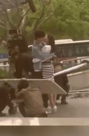 杨幂|杨幂与小9岁男星拍吻戏，男方吻完后用纸巾擦嘴，杨幂发笑显尴尬