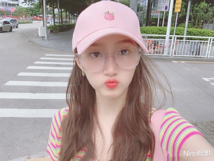 关晓彤|24岁关晓彤京圈贵妇坐实，穿睡衣裙配150万首饰，真怕鹿晗养不起