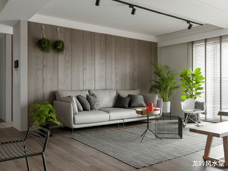 龙吟师傅来和大家说说客厅的沙发背景墙布置时要注意些什么