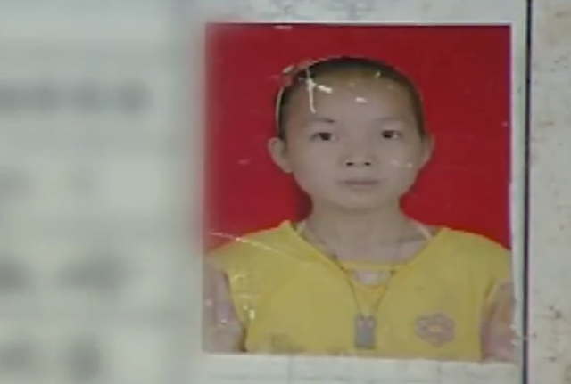 蓦然一牟 农村父母收养19年的女儿，突然跟回富爸爸认亲，只因富爸家里有钱