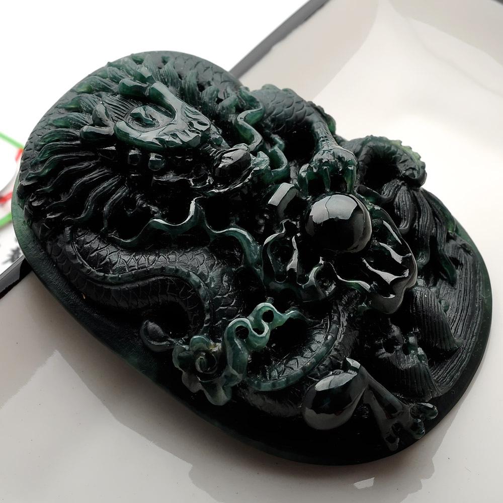 翡翠|漆黑外表下的绿意盎然，会变色的翡翠你爱了吗？