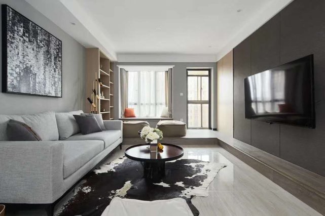 时尚干练104平简约风三居室，电视柜与阳台的设计很亮眼!