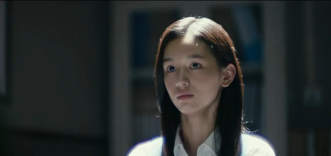 言真说 被誉为95后神颜的周也，为何上电视总是五官乱飞？根本原因找着了