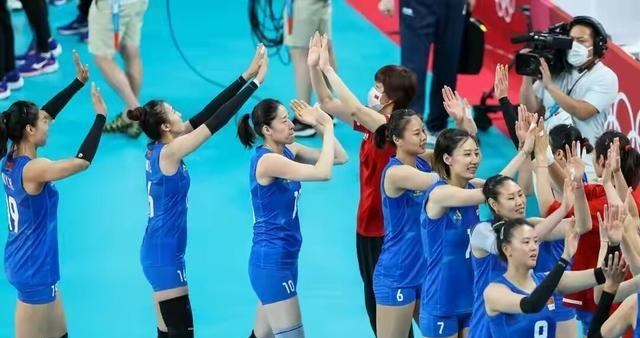 萌听小c姐|泪目！中国女排全体球员给郎平鞠躬致谢，李盈莹等人哭到不能自已