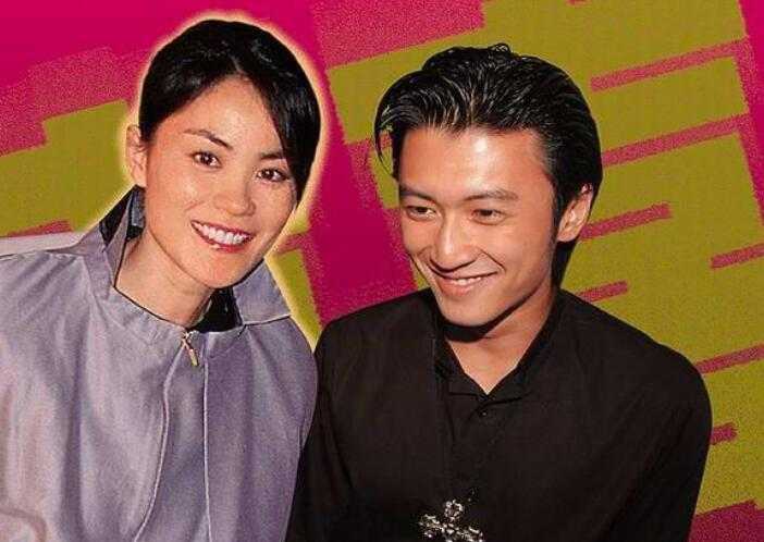 王菲|王菲谢霆锋同场亮相中秋晚会，小谢听女友名字毫无反应，表情有点僵