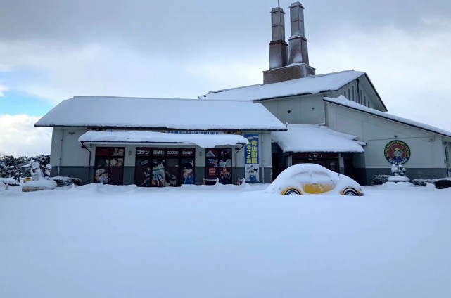 柯南|雪后的柯南小镇,柯南大雪天吃西瓜,阿笠博士的爱车都被雪覆盖了