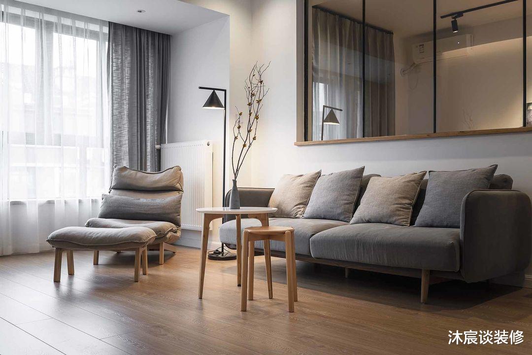 |她在沙发后面“掏洞”造窗,完工后发现太明智了,全屋温暖又自然