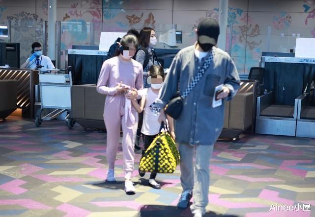 Ainee小屋 文章和女儿同框不像是父亲，穿宽大夹克配T恤，身材清瘦挺少年