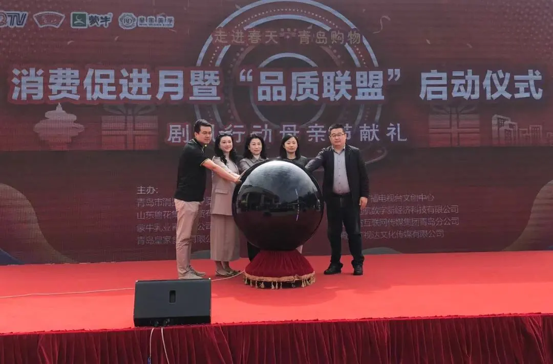 大众网青岛 昨天青岛这里人鼓了！火爆“拼妈”现场