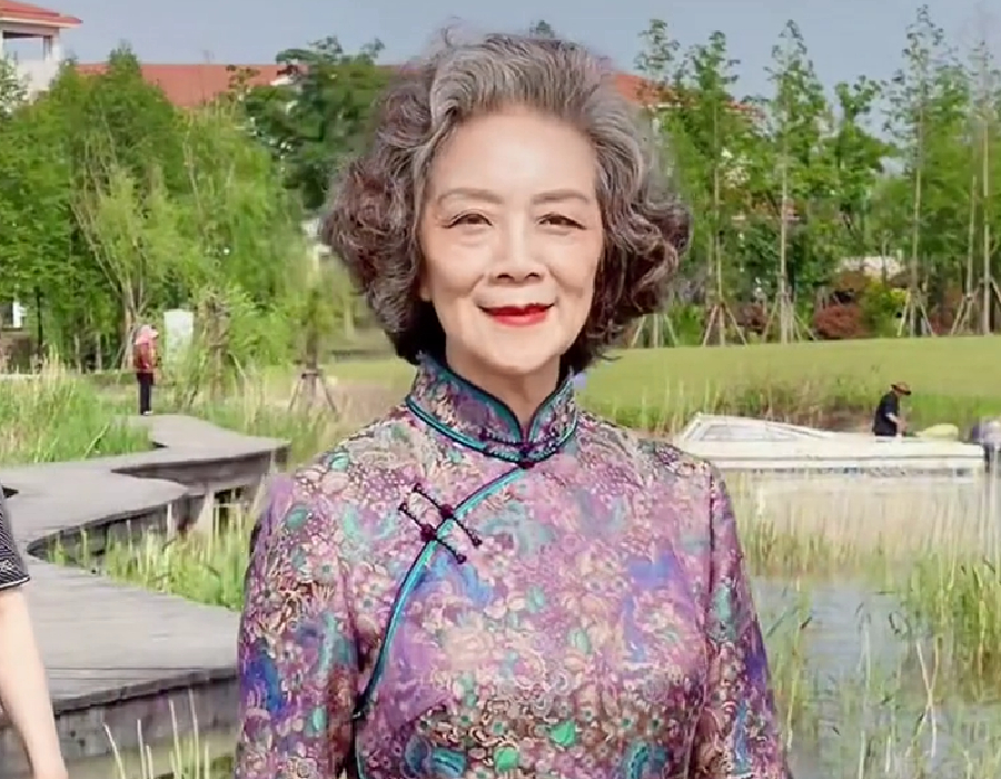 染发|70岁就别染发了，花白发真实自然不做作，发型烫好照样时髦显年轻
