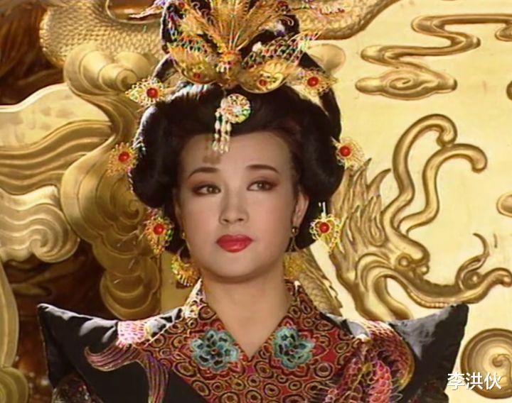 刘晓庆|68岁刘晓庆沉迷扮嫩，本想穿印花裙子彰显活力，被旗袍老奶奶碾压