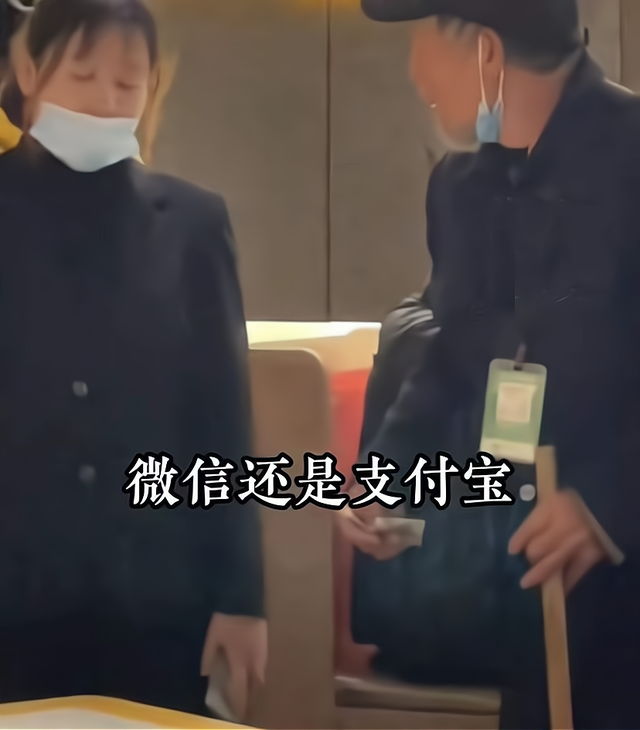 小姐姐|职业乞丐进店乞讨，店员拿喇叭在后面揭发：车接车送，一月一万