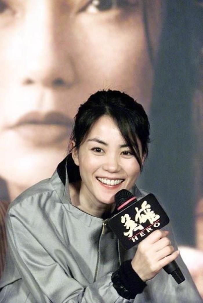 女孩 王菲真不适合化浓妆，没有“高级感”还显得有些俗气，看着不太美