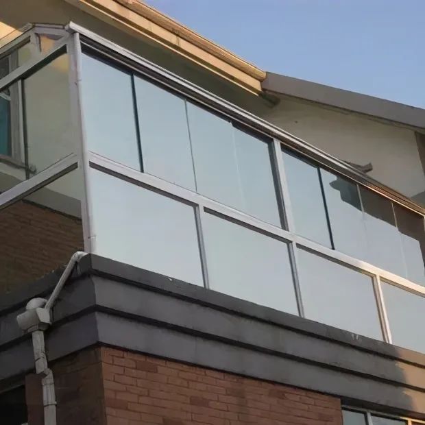 |越来越多人家里不挂窗帘了，如今都流行这样装，省钱方便又实用