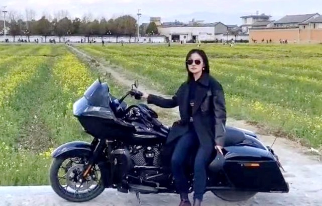 李亚鹏|李亚鹏带小19岁女友到大理骑行，两人穿情侣装合影尽显甜蜜浪漫