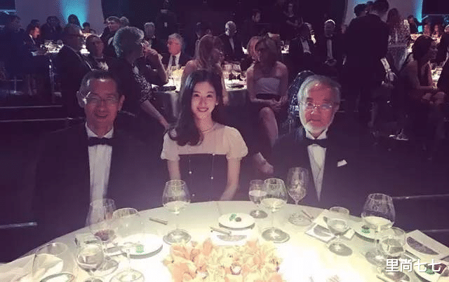 章泽天|章泽天罕见陪丈夫豪门应酬，居家打扮只顾看手机，刘强东一脸无奈